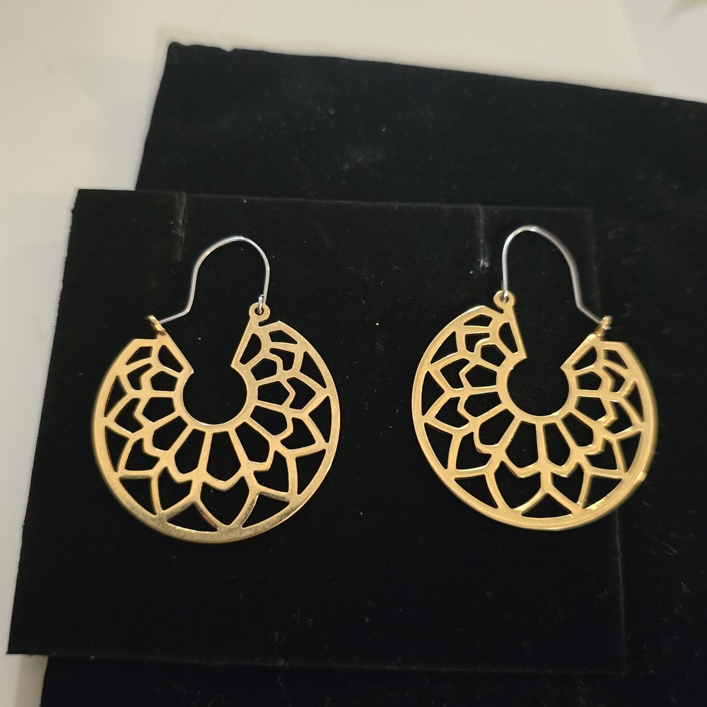 Vintage Avon Gold Filigree Earrings 1988
